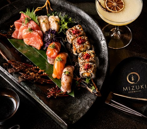 Selección de sashimi, nigiris y uramakis Mizuki con cóctel de autor